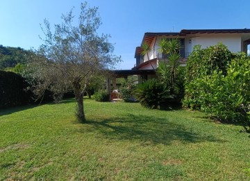 Massa- Villa singola con giard