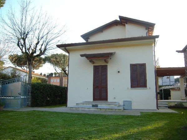 Detached Villa in rent, Forte dei Marmi, Vittoria Apuana 