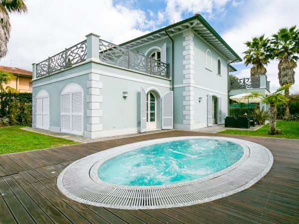 Villa with pool for sale, Forte dei Marmi, Vittoria Apuana 