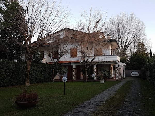 Two-family villa in rents, Forte dei Marmi 