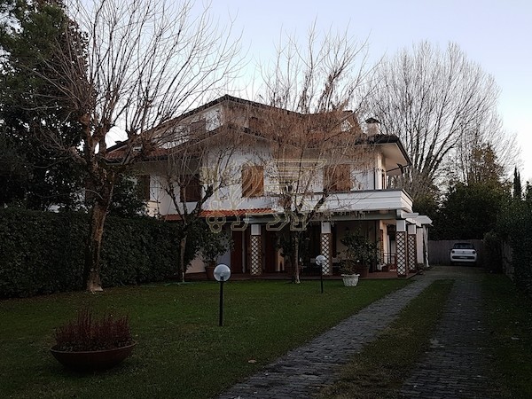Two-family Villa in rents, Forte dei Marmi 