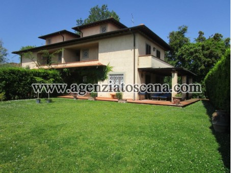 Villa Bifamiliare Con Bel Giardino