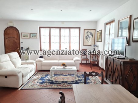 Villa In Centro Di Forte Dei Marmi Con Posto Auto