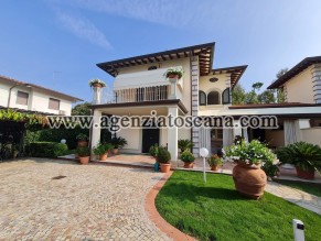 Villa Bifamiliare Con Giardino E Posti Auto