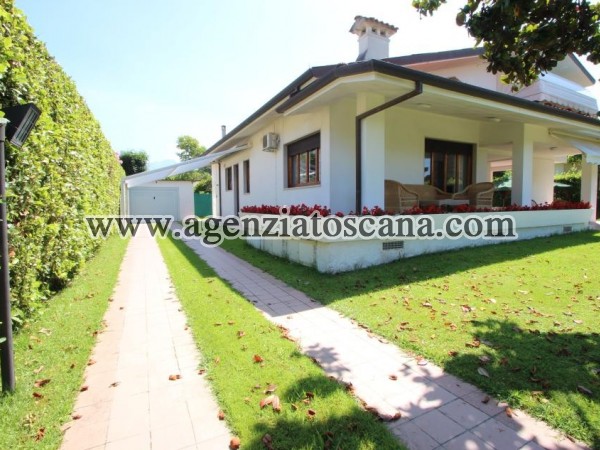 Villa Singola Con Grande Giardino E Posti Auto