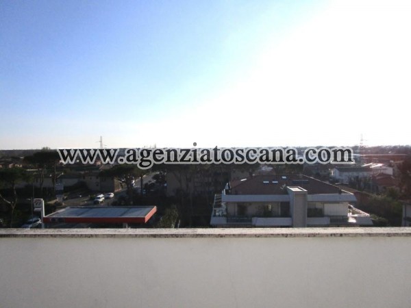 Апартамент с панорамной террасой в Серавецца
