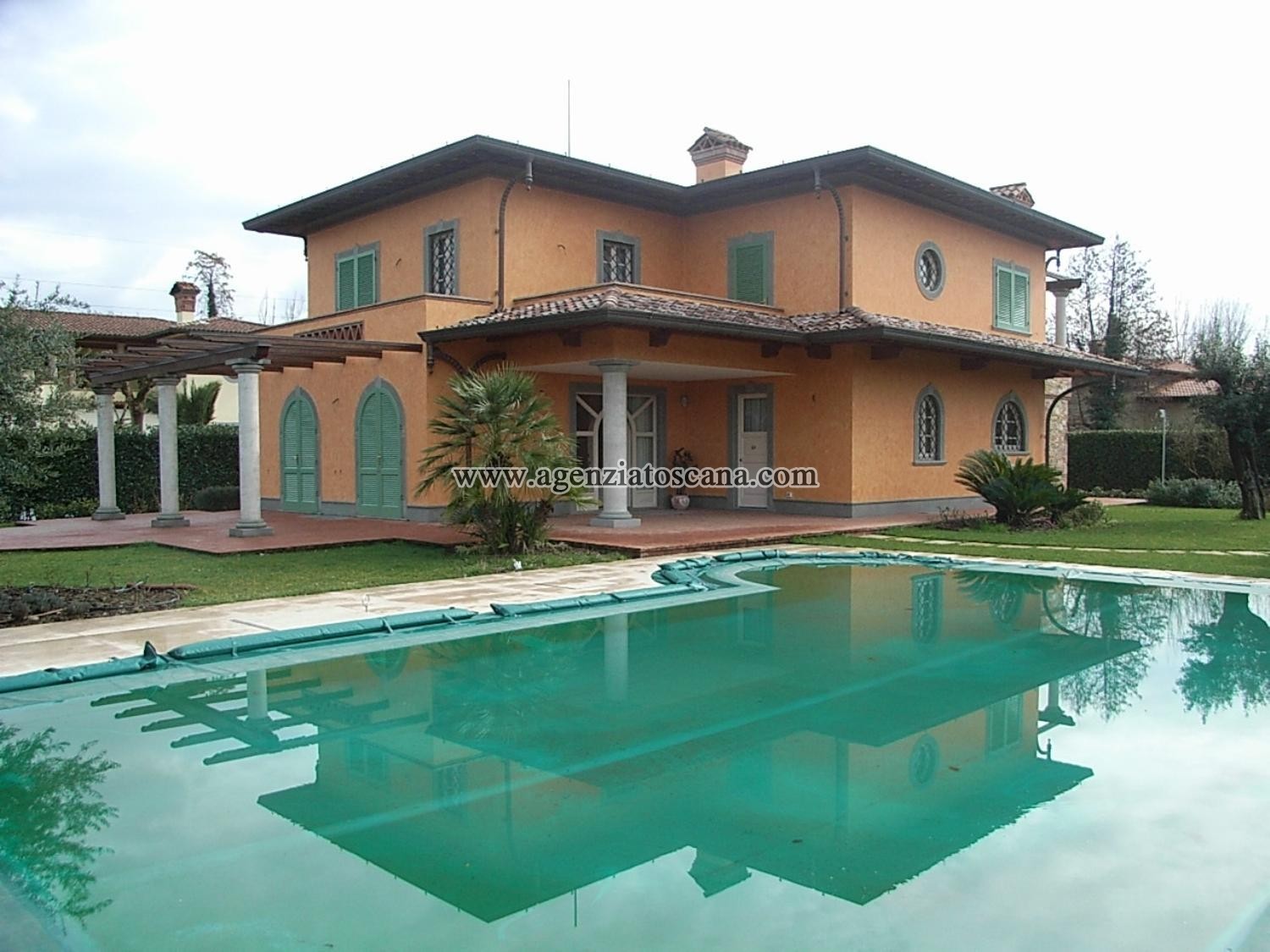 вилла с бассейном за арендная плата, Forte Dei Marmi - Vittoria Apuana -  0