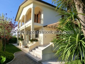 Villa Con Giardino E Posti Auto