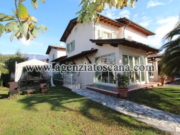 Villa Bifamiliare Con Giardino
