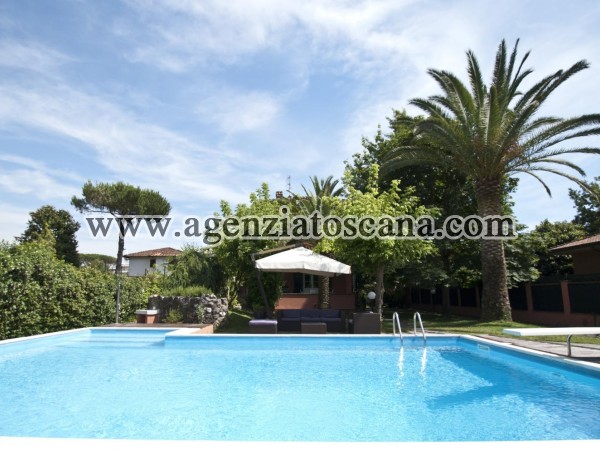 Villa With Pool In Forte Dei Marmi