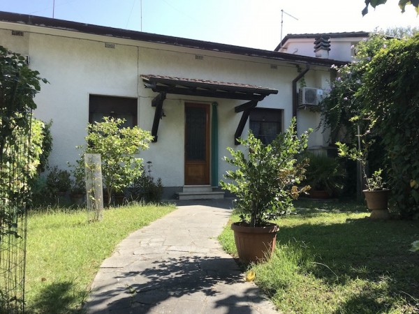 Two-family villa in sales, Forte dei Marmi 