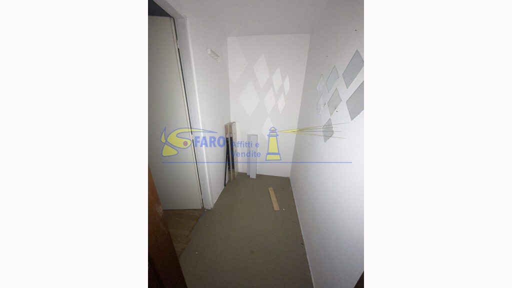 Negozioin Affitto, Ventimiglia - Semicentrale - Riferimento: n012