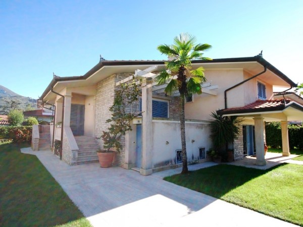 Riferimento 422 PC - Villa in Vendita a Capezzano Pianore
