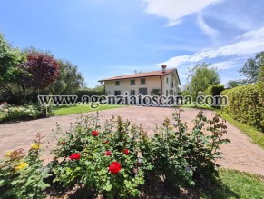 Villa Con Grande Giardino In Vendita