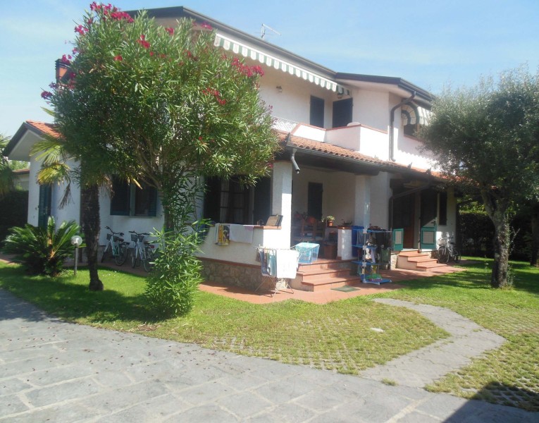 Villa bifamiliare in affitto a