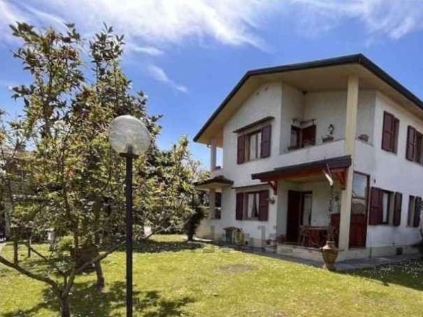 Villa bifamiliare in vendita a