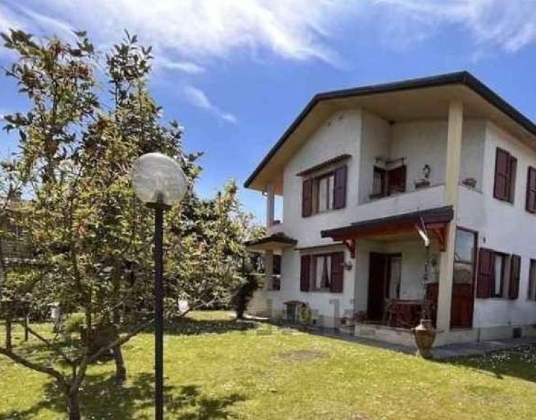 Villa bifamiliare in vendita a