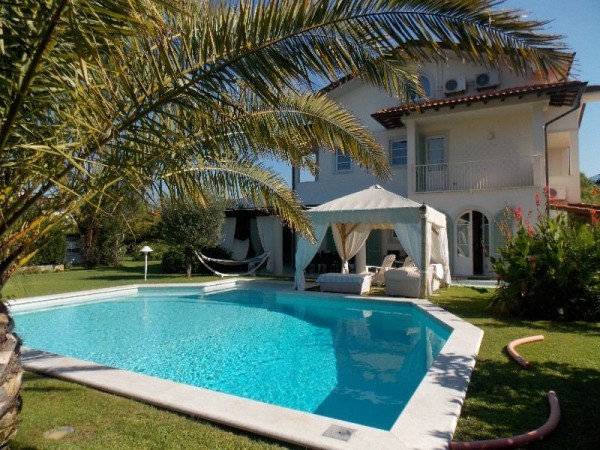 Elegante villa con piscina per