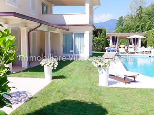 Villa con piscina a Forte dei 