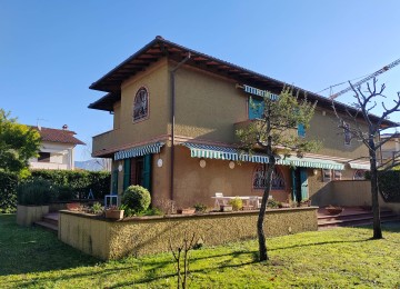 Villa bifamiliare con giardino