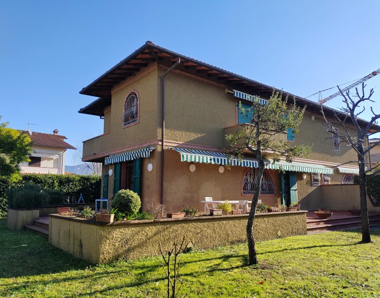 Villa bifamiliare con giardino