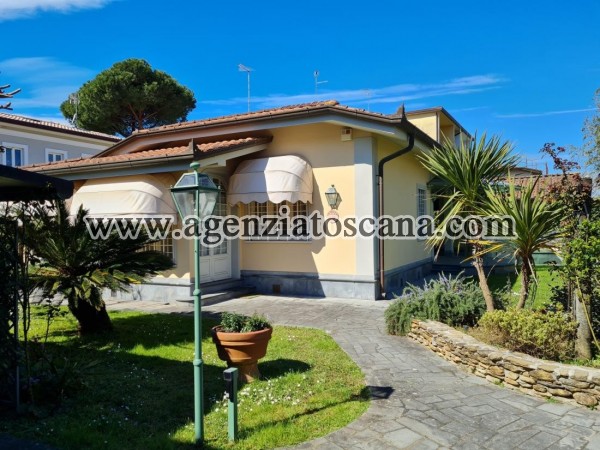 Villa Singola Con Giardino E Dipendenza