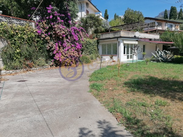 Riferimento CAMCP181 - Villa Bifamiliare in Vendita a Capezzano Pianore