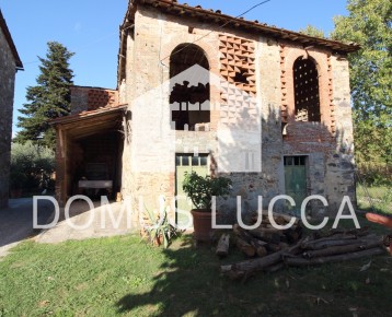 Vendesi cascina con giardino e