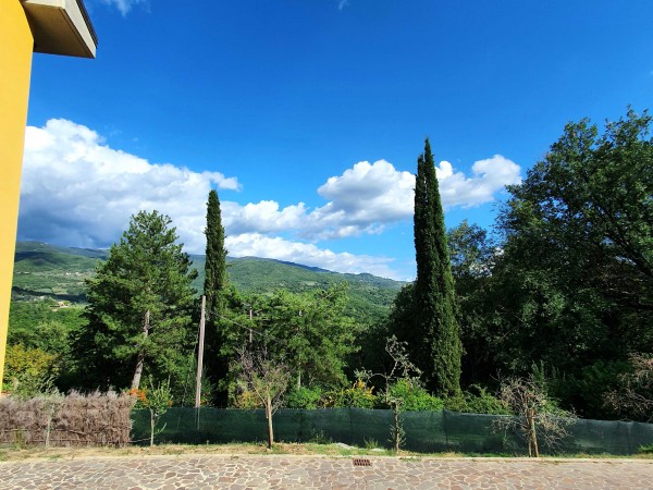 Capolona. Casa singola con gia