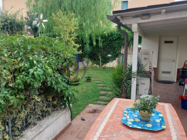 Riferimento ALDCINV100 - Villa Bifamiliare in Affitto a Lido Di Camaiore