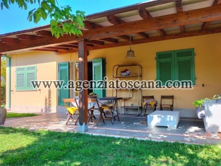 Villetta Bifamiliare Ad Un Piano Con Giardino