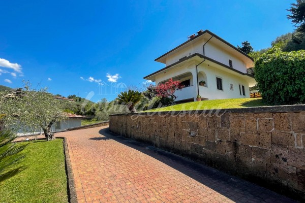 Villa In Vendita A Camaiore