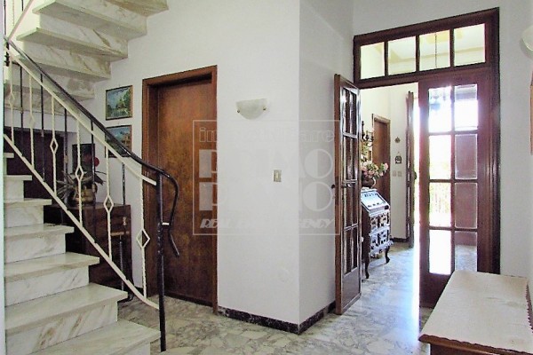 Villa For Sale In Lucca