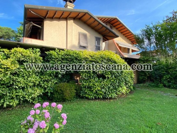 Villa Bifamiliare Con Giardino E Ampia Veranda Coperta