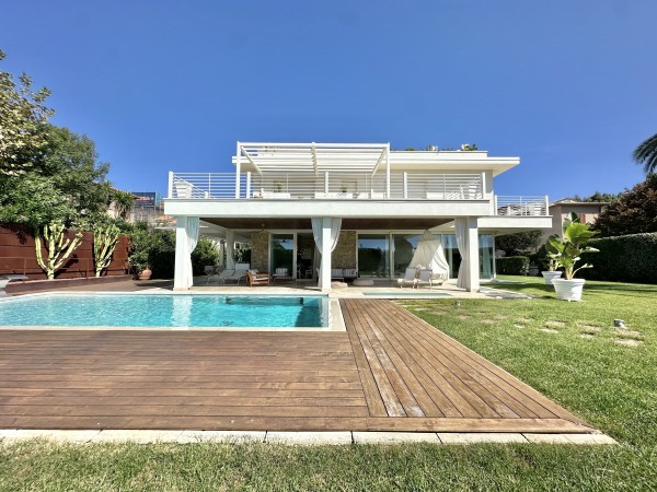 Front sea luxury villa with am