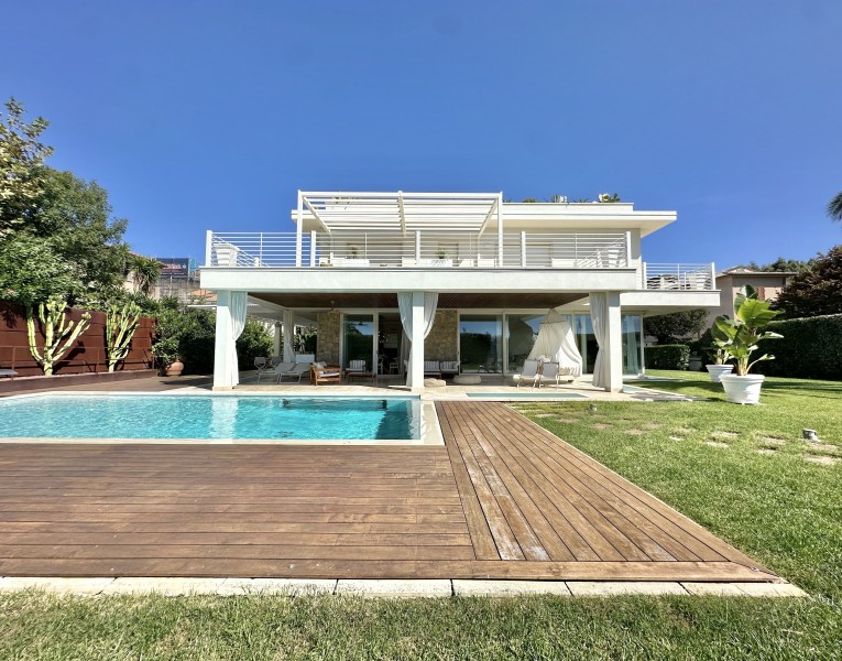 Front sea luxury villa with am
