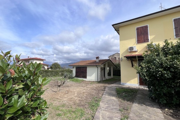 Villa Bifamiliare In Vendita A