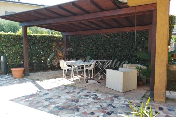 Appartamento In Villa In Affit