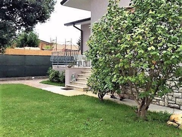 Riferimento SV012 - villa in Покупая и продавая in Pietrasanta - Marina Di Pietrasanta