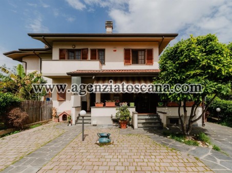 Villetta Con Giardino E Posti Auto