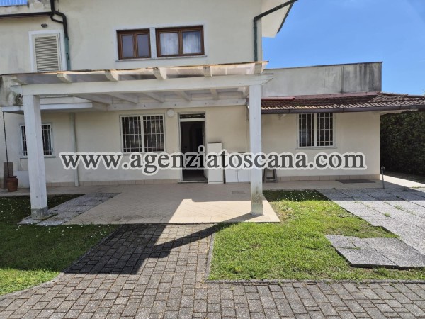 Una Villa Con Notevoli Spazi E Grande Giardino