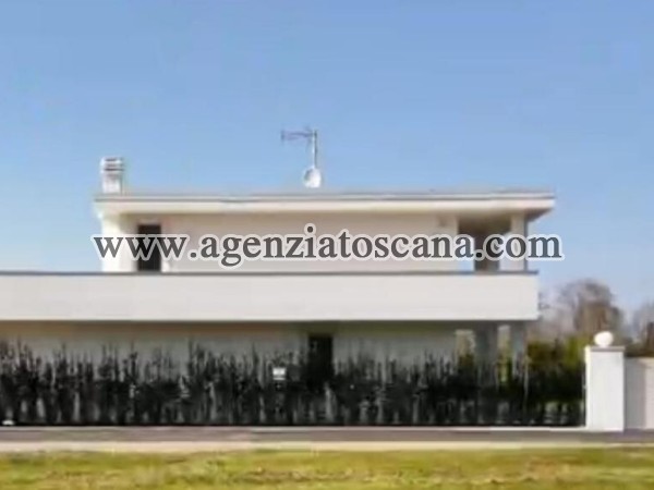 Villa Di Nuova Costruzioe Con Piscina