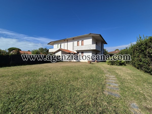 Villetta Bifamiliare Con Bel Giardino