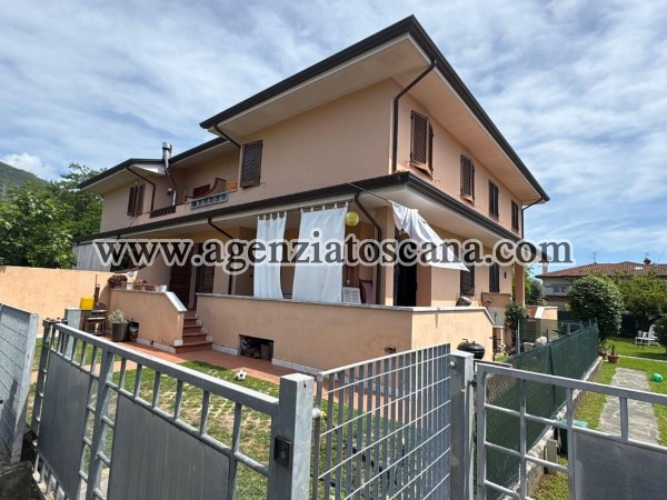 Villetta In Quadrifamilare D'angolo
