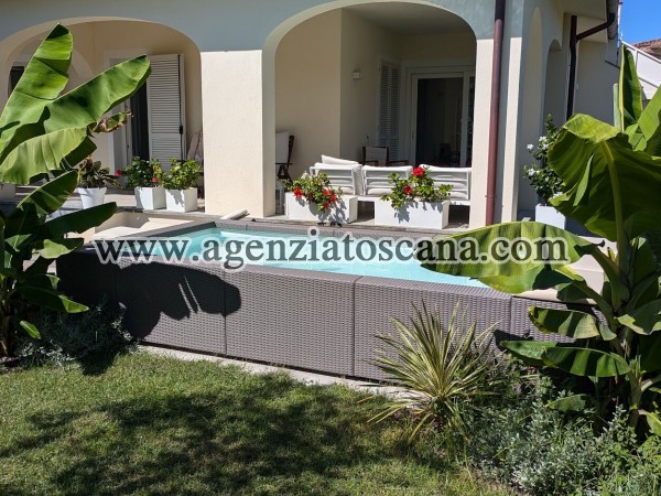 Forte Dei Marmi - Villa Bifamiliare Ristrutturata Con Giardino