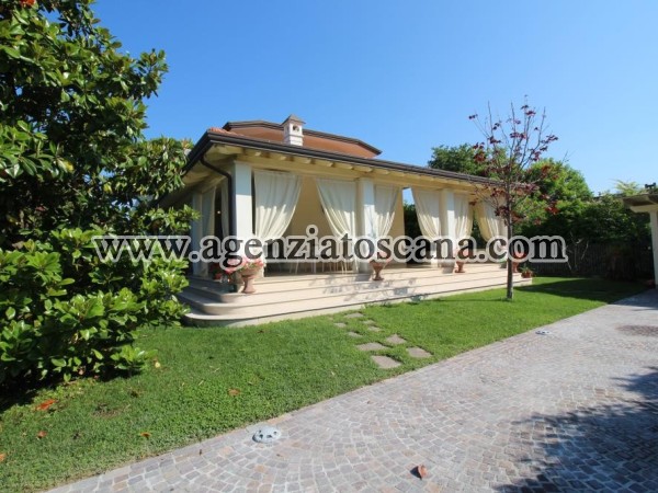 Villa Bifamiliare  Con Giardino
