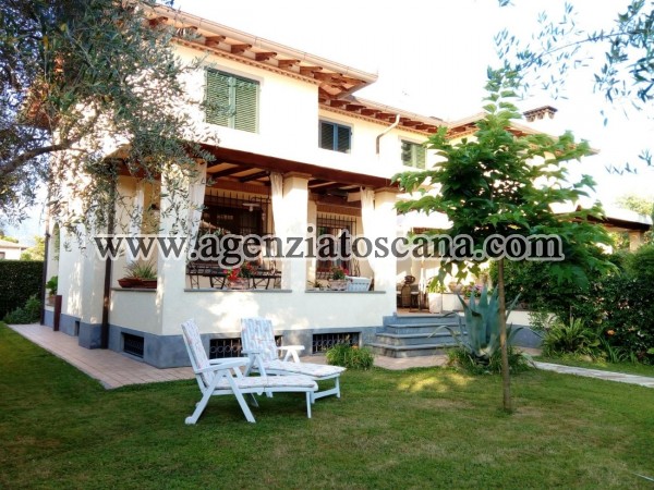 Villa Bifamiliare Con Giardino E Posti Auto