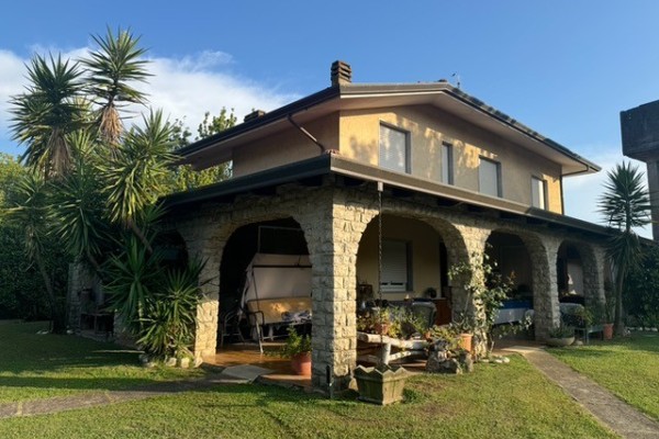 Villa In Vendita A Seravezza
