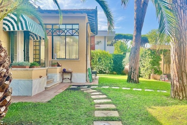 Villa In Affitto A Forte Dei M