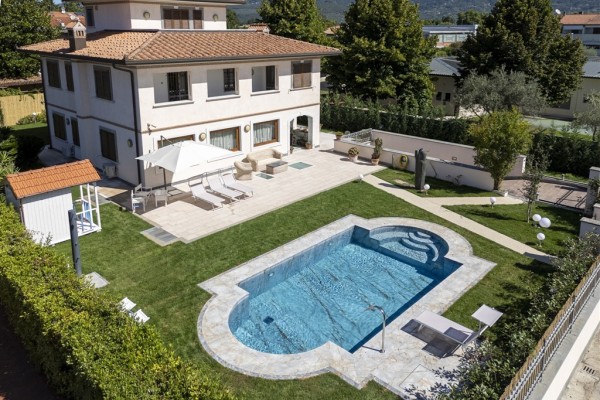 Villa In Affitto A Forte Dei M